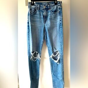 Women’s American Eagle mom jeans. Like brand new literally only wore 1 time.